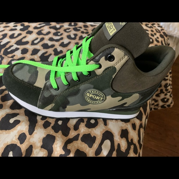 Camouflage wedge sneaker. - Picture 3 of 4